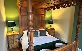 The Buxton Retreat A Luxurious 3-Storey Townhouse With Four Poster Bed And Double Jacuzzi Bath